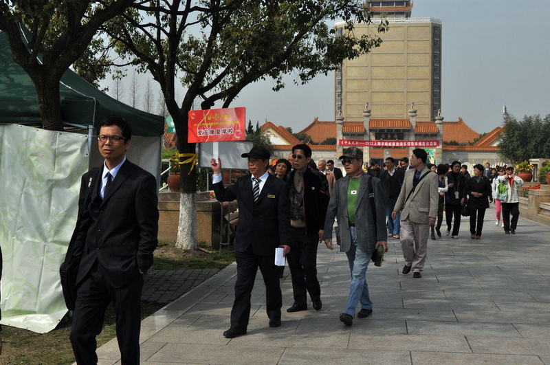 参加人员步入会场