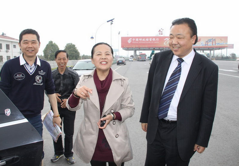 老李夫妇迎客.jpg