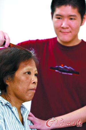 捐肝儿子为母亲梳发