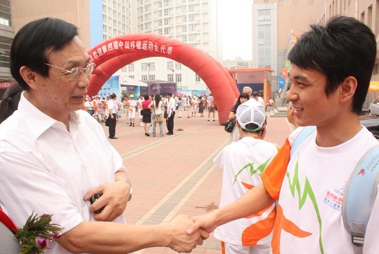 陈述教授和张希握手