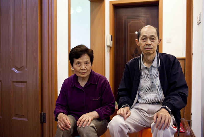 伍龙云与夫人幸福生活，快乐赚取每一天。