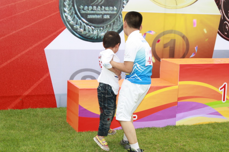 冠军抱亚军上领奖台