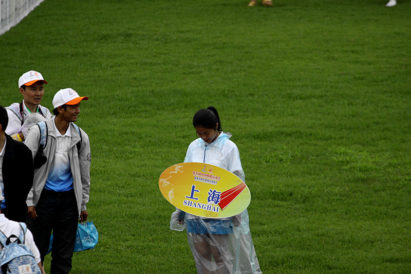 上海队牌子后面一个人也木有，小康幸灾乐祸…