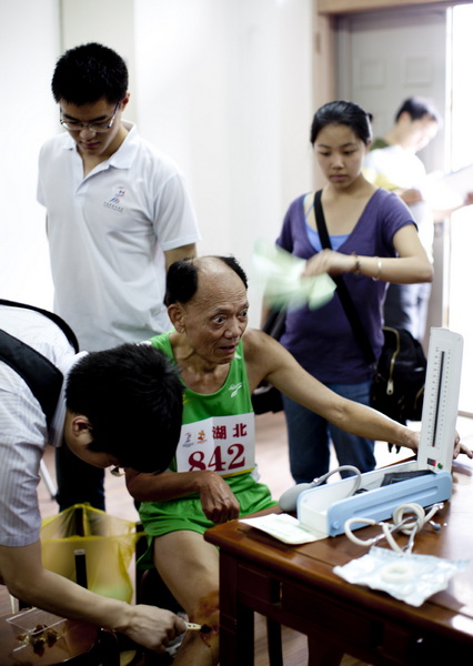 女儿为受伤的周波打扇