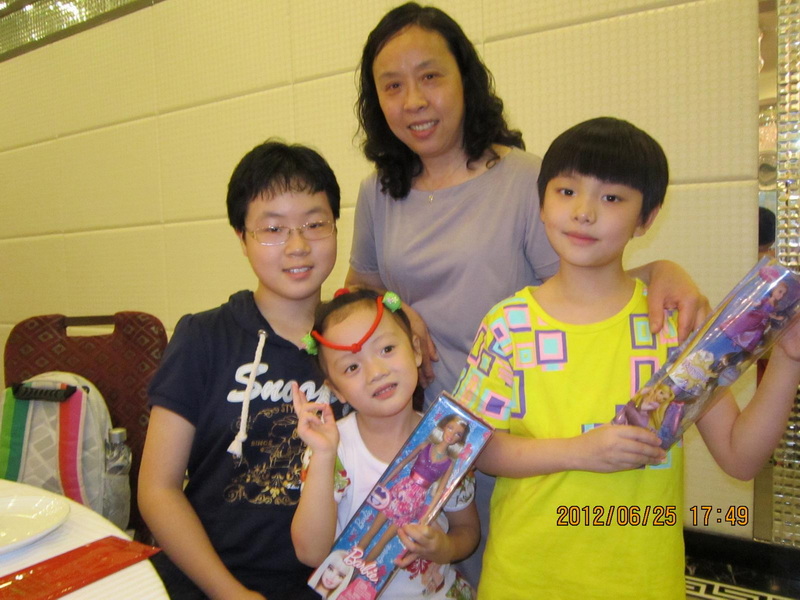 “王保平哥哥”和阿姨给我和乐乐颁发的小可爱冠军奖！和阿姨小姐姐合影。