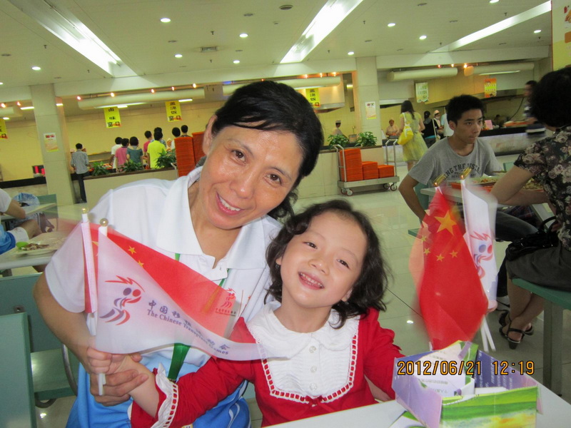 这是大毛妈妈，她跟我妈妈是出生是同月同日，第二次生命也是同年同月同日，我妈妈说是缘份！