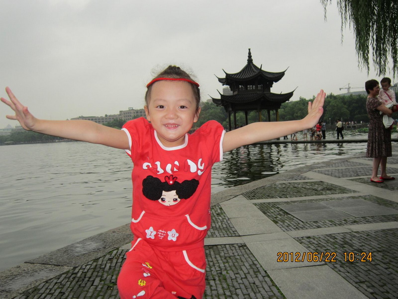 西湖练少林功，我老爸老说要把我送到少林寺去练功呢。