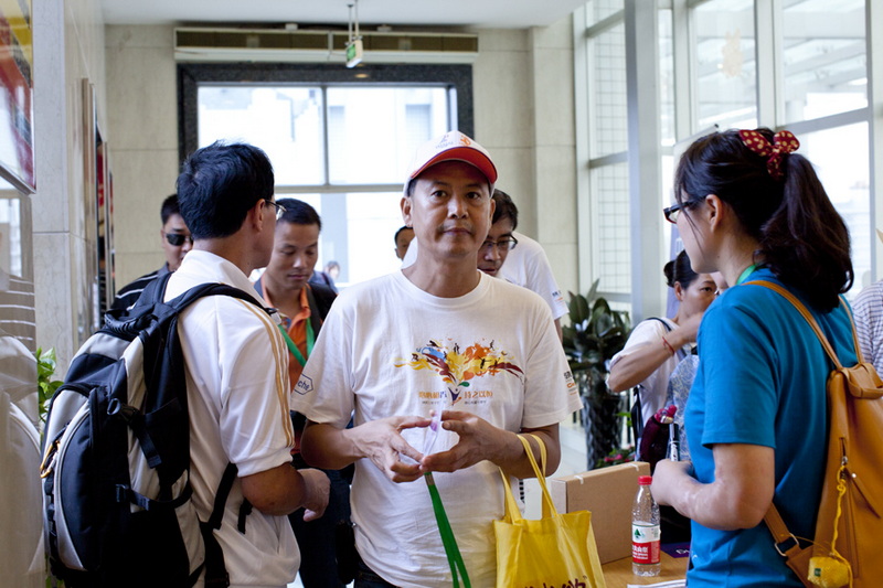 严格把守，有饭票方能入席