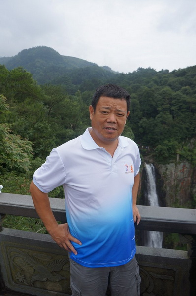 陈先生在千丈岩.jpg