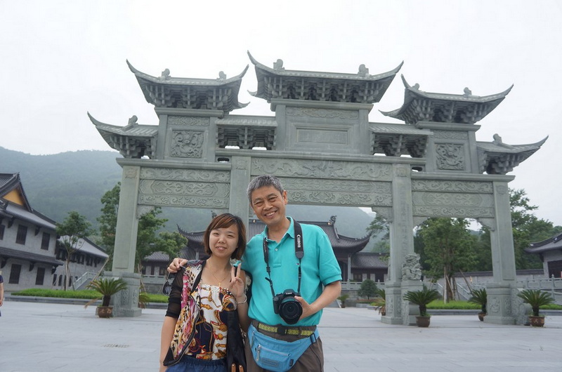 饶编和导游朱小姐.jpg