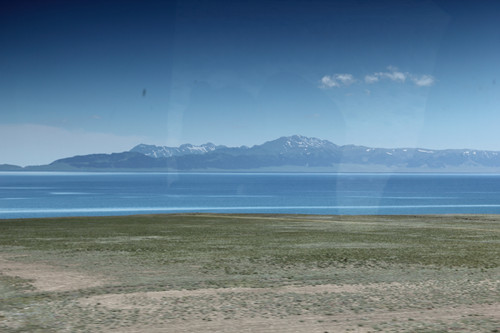 赛里木湖有着诸多称谓：因是大西洋的暖湿气流最后眷顾的地方，所以被称作大西洋最后一滴眼泪；赛里木湖古籍 ...