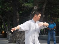 肾友在练习太极拳