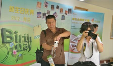 活动中的摄影爱好者~~参加我们的摄影大赛哦！