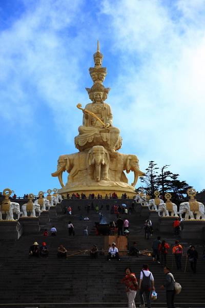 峨眉上金顶佛像.jpg