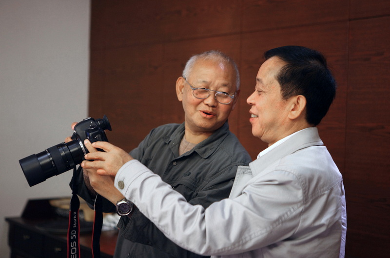笑乐汉与马总交流摄影技巧.jpg
