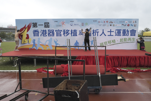 八点现搭开幕式主席台，十点便开幕