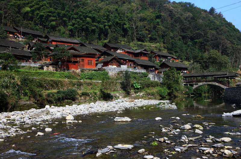 大山里的苗寨1.jpg