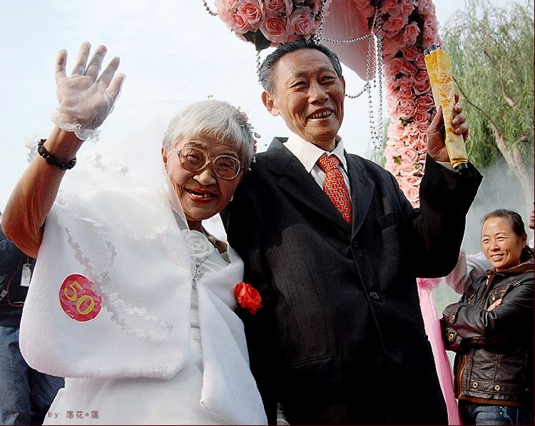 201004191626老人穿过拱门时向大家挥手致意.jpg