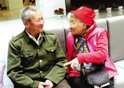20121107中国文明网 身穿红马甲，头戴小红帽，胸前挂着志愿者的牌子.JPG