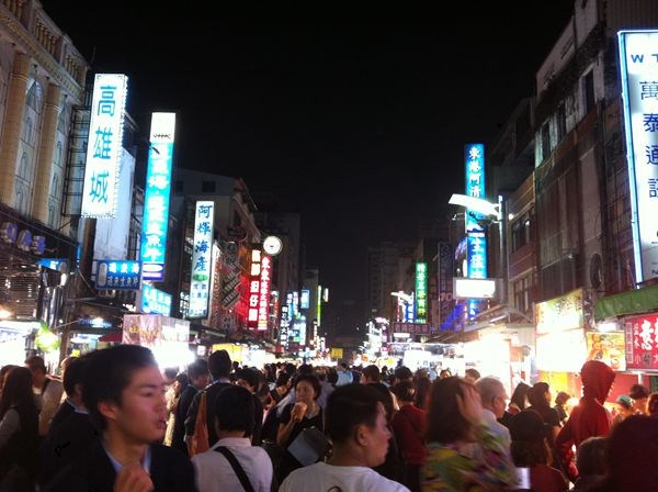 高雄六合夜市人头攒动 (1).jpg