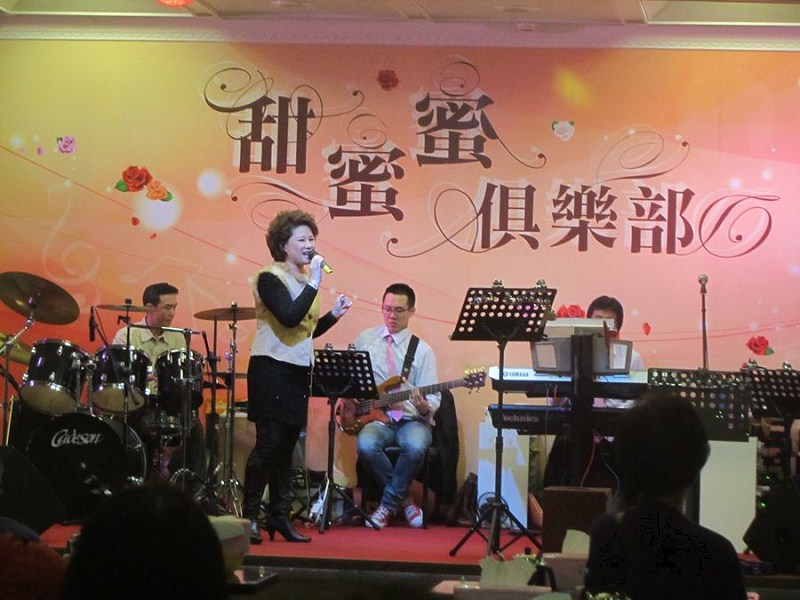 贫民的歌星梦只需一百元台币的成本.jpg