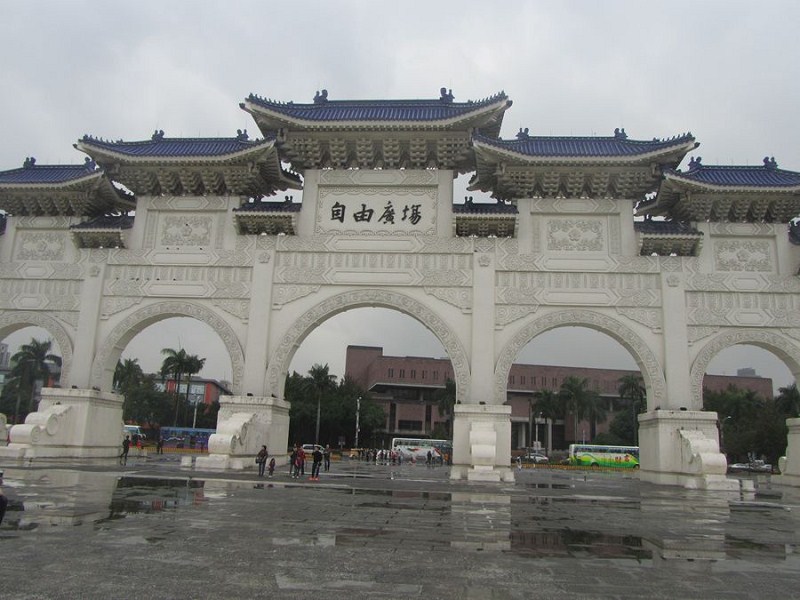 原来叫“大中至正”，赞扬蒋公的，陈水扁时代改了名。.jpg