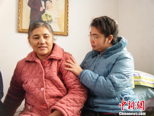 河北唐山肾移植家庭坚强地与命运抗争，期盼与正常人一样获得平等的生存机会。图为刘娟.jpg