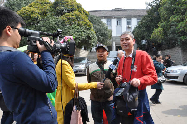 哈哈，饶编被美女缠身