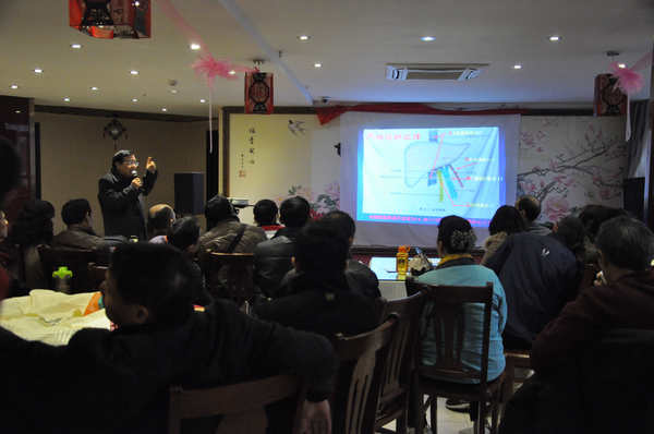 孙主任在精心讲课，移友们也在认真听讲