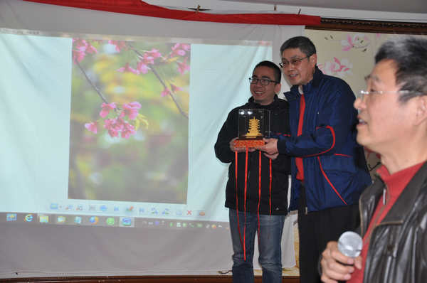 慢乐宣布一等奖——饶小兵