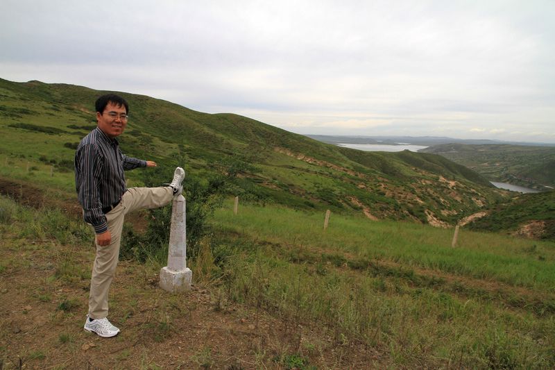 在草原上仍不忘锻炼