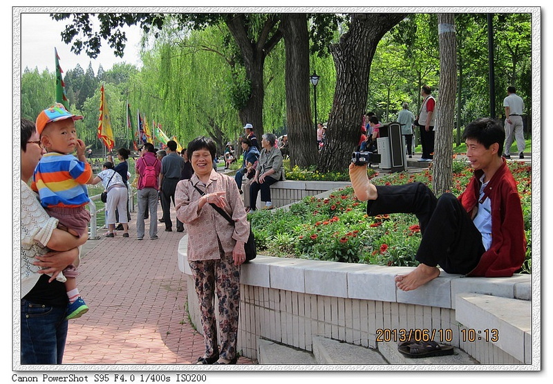 无臂人拍照.jpg