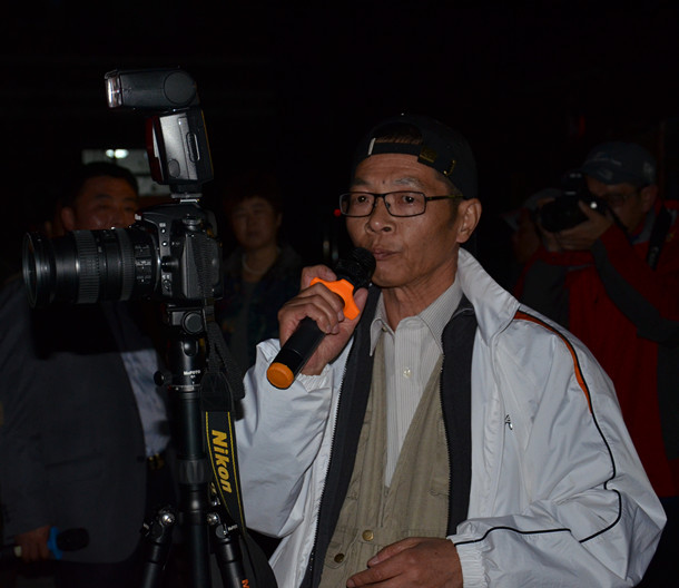 枯木逢春在篝火晚会期间就住宿问题作解释