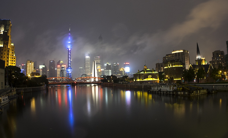 雨中的外滩