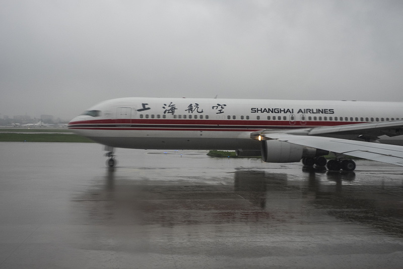 在大雨中，逢春弟驾车送我们乘机