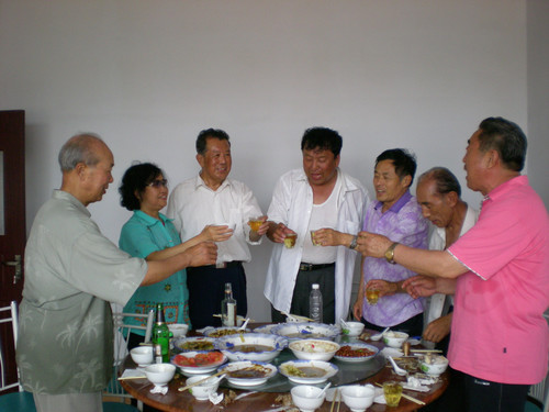 队友为我们敬酒