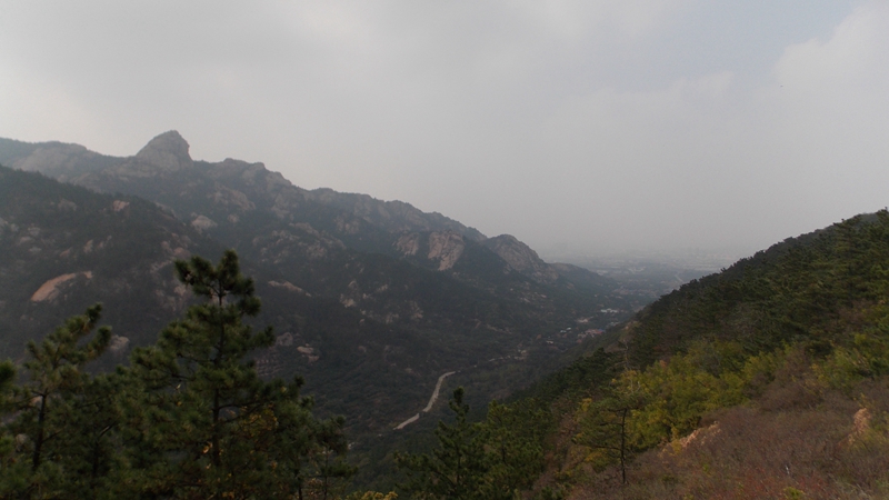 DSCN2229超然景区看到宫家社区和王乔崮.JPG