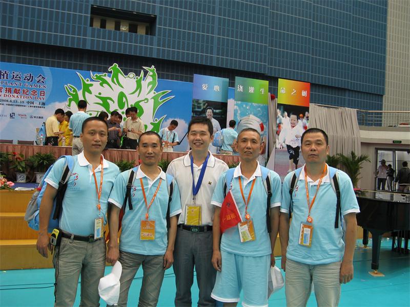 在上海移运会上（中间）