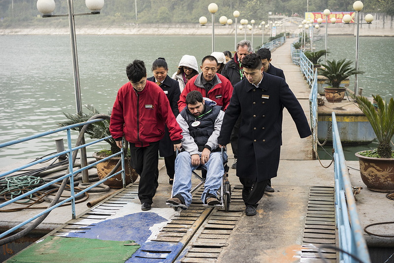 助美国人游三峡