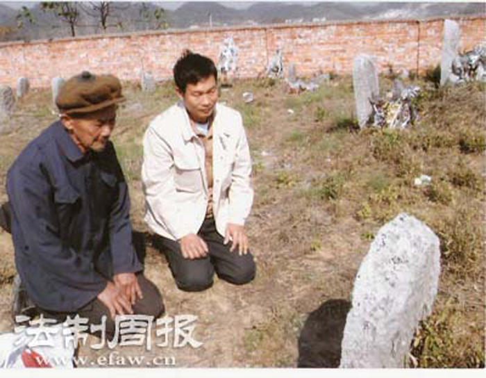 被找到的烈士亲属来到烈士墓前调研.jpg