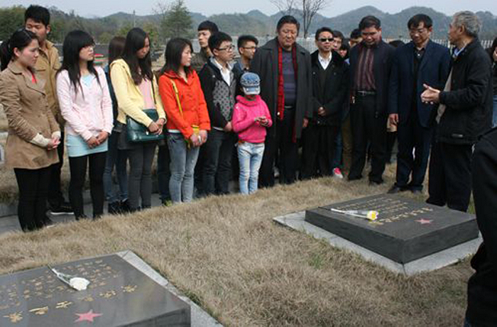 “感动中国人物”余法海现场为师生讲述革命烈士的感人故事.jpg