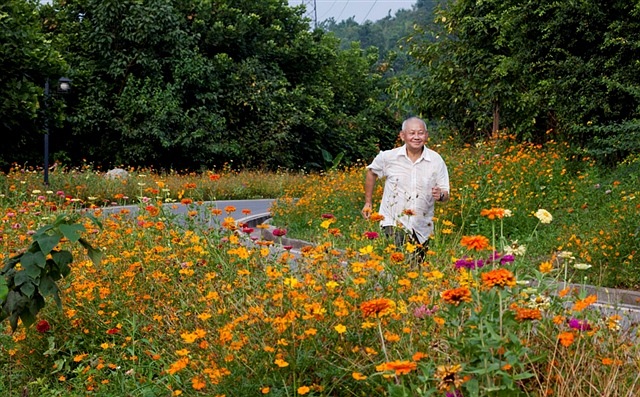 288 花丛中寻求减肥 笑乐汉 2012-8-15 1002.jpg