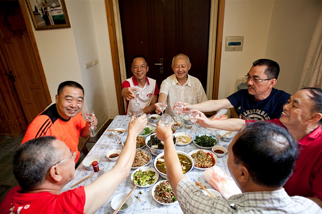 281 避暑 干杯！我只喝二两 笑乐汉 2012-8-4 2133.jpg