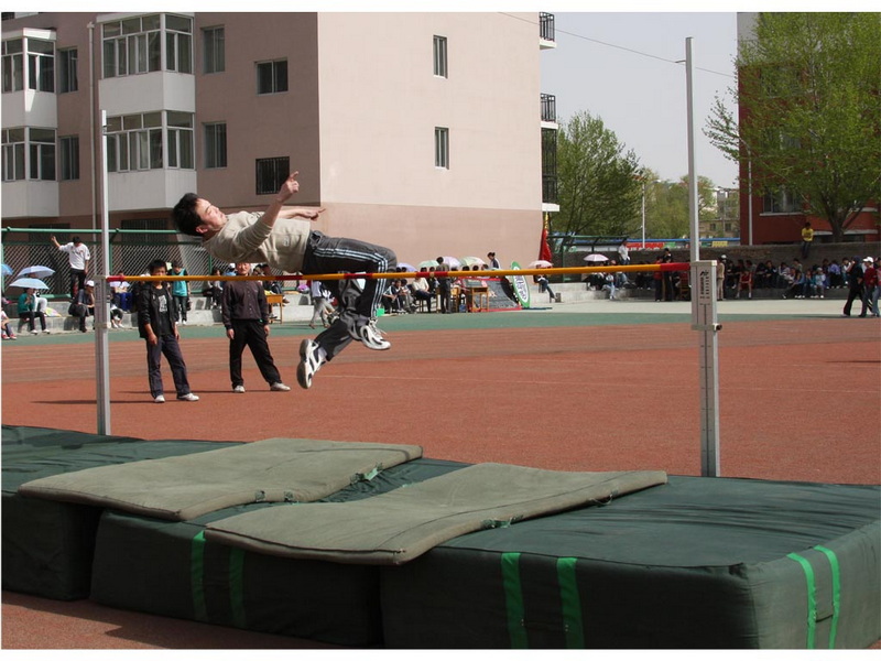 今天学校开运动会，去练练手