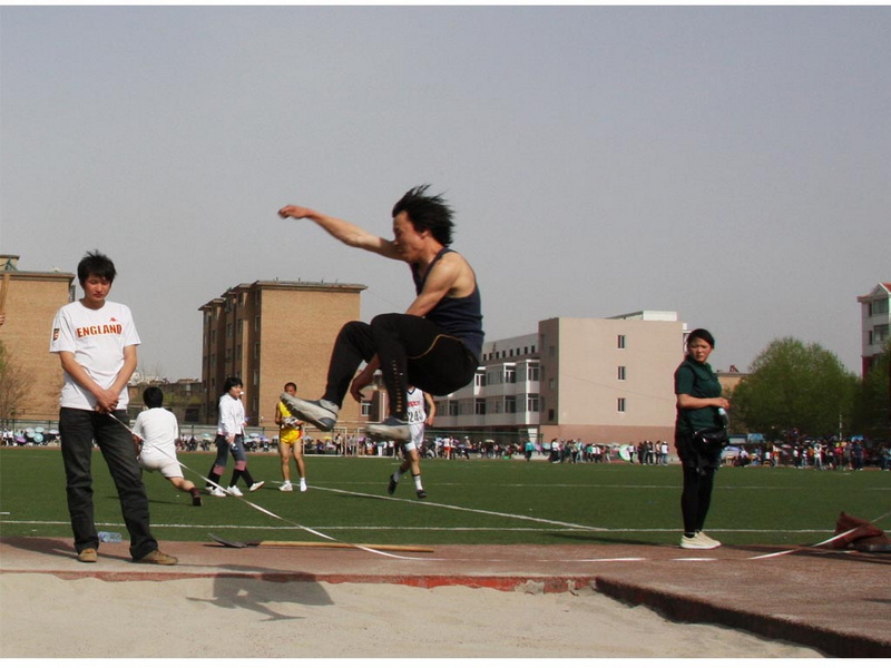 今天学校开运动会，去练练手