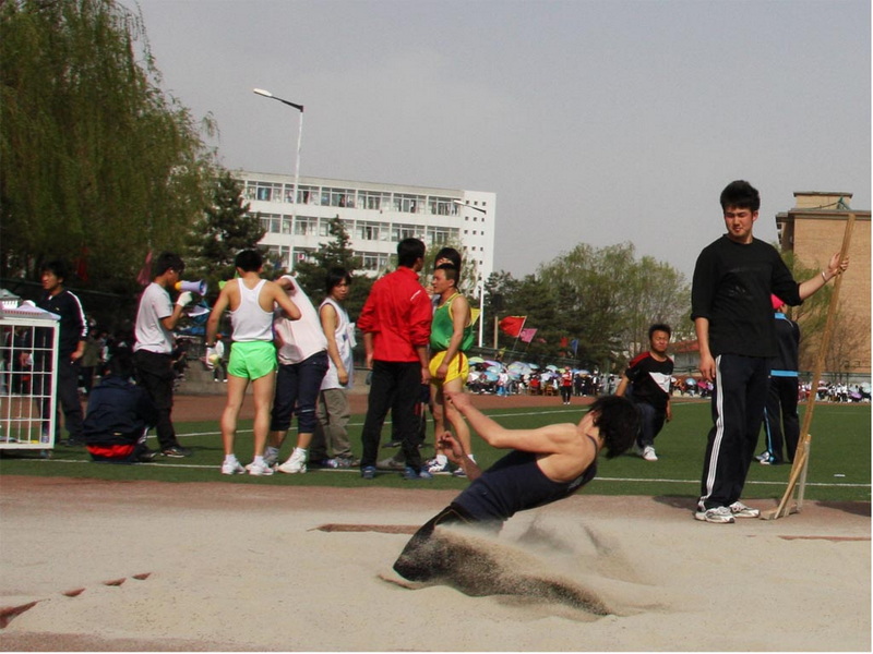 今天学校开运动会，去练练手