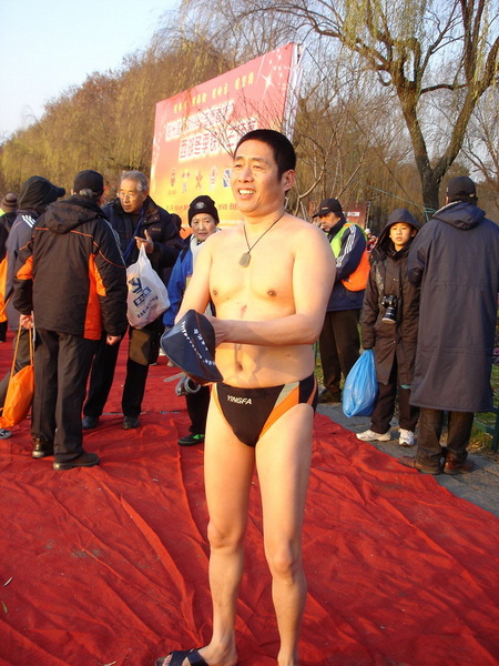 铁人呈英豪，冬日展风彩