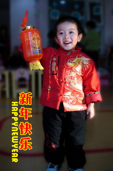 帅气的唐装小伙子给大家送祝福了！