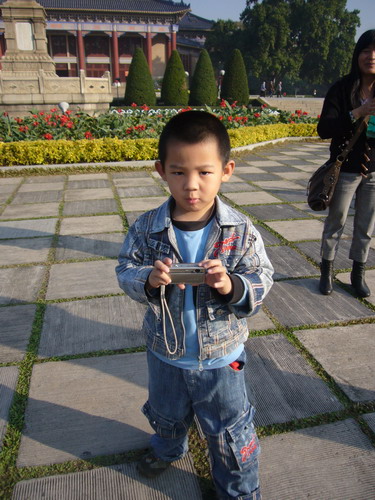 帅气的唐装小伙子给大家送祝福了！