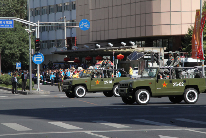 国庆阅兵车队从我家门前过